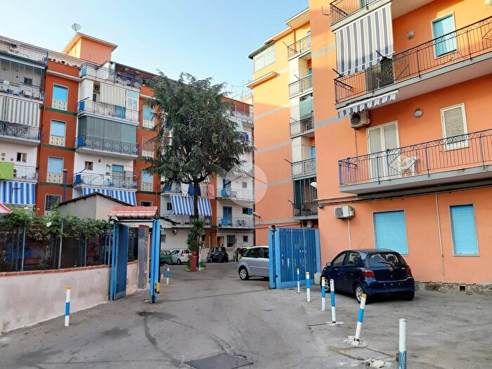 Appartamento trilocale in vendita in Corso Sirena, Napoli