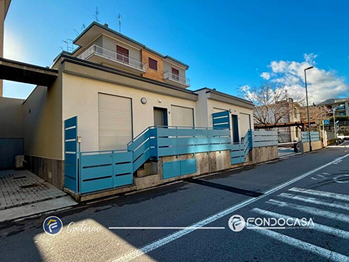 Appartamento trilocale in affitto in Viale Europa, Spotorno