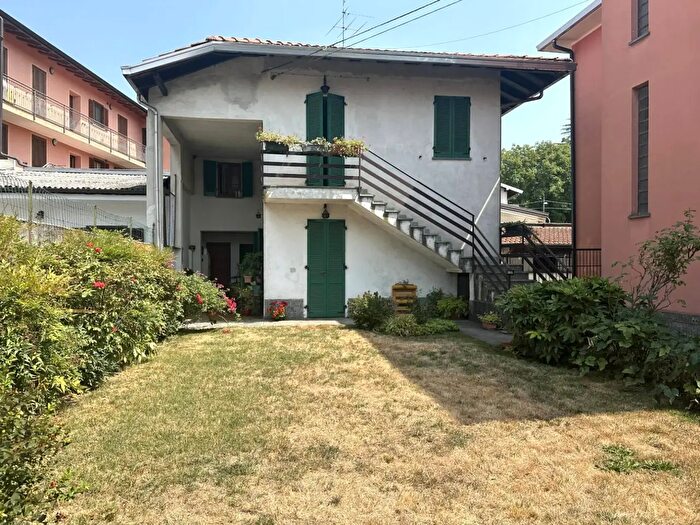 Casa quadrilocale in vendita in Via Quara, Pombia