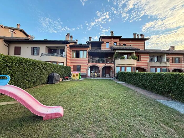 Appartamento con 5 locali in vendita in Via Sant'Afra, Corte Franca