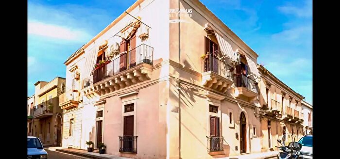 Casa con 10 locali in vendita in Via Giuseppe Garibaldi Noto, Noto