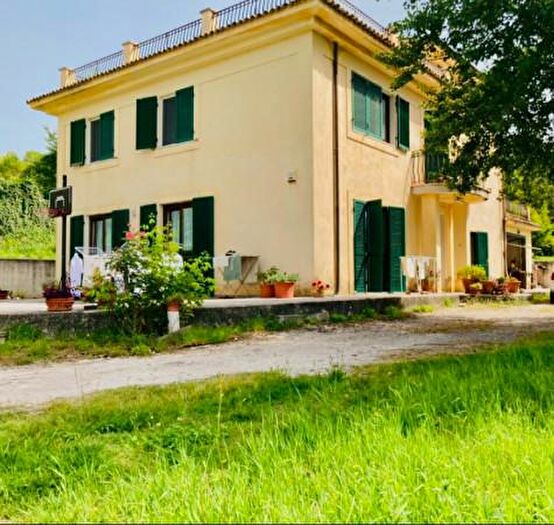 Casa con 6 locali in vendita in Via Fionda, Cervaro