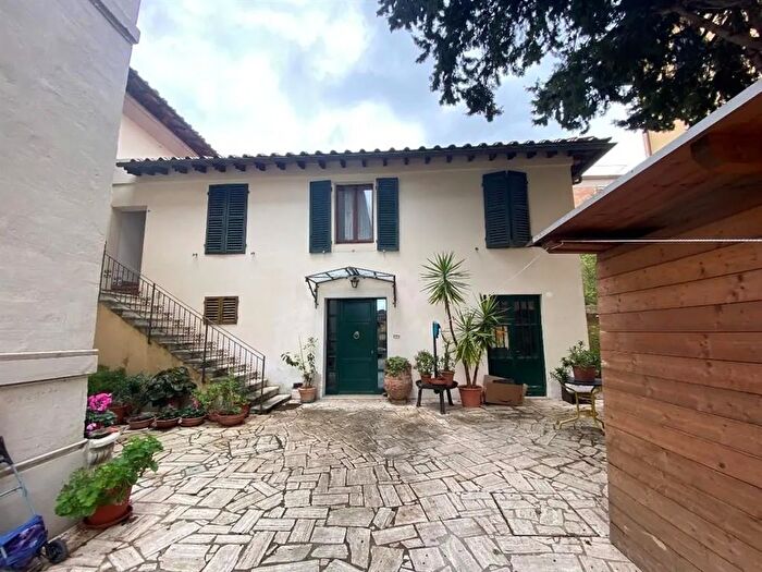 Appartamento con 8 locali in vendita in Siena