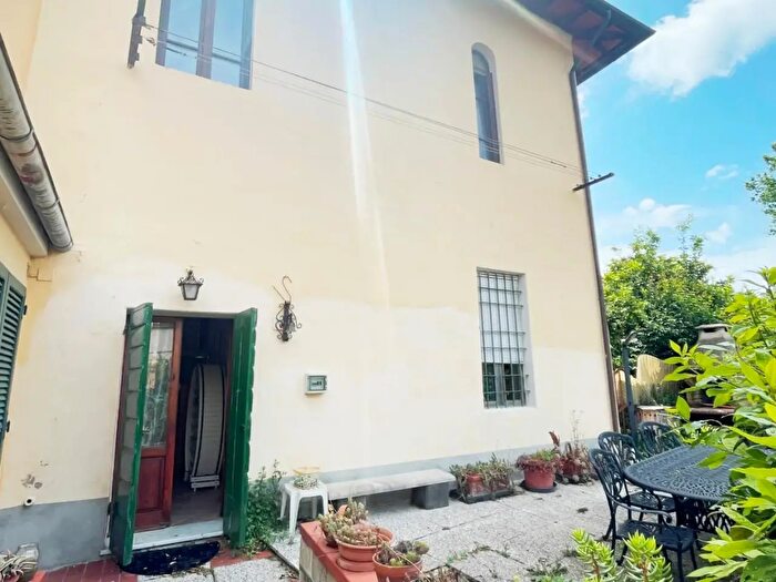 Casa con 10 locali in vendita in Vicopisano