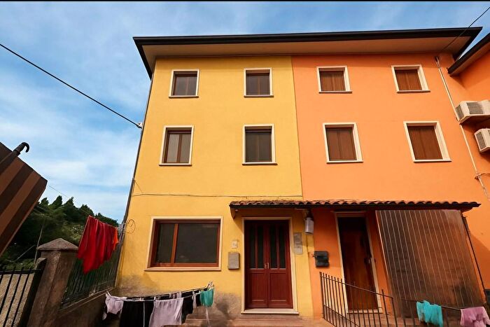 Appartamento con 6 locali in vendita in Via Marconi, Montorso Vicentino