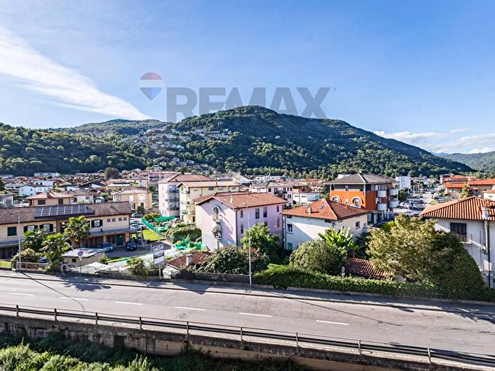 Appartamento quadrilocale in vendita in Piazza Aldo Moro, Lavena Ponte Tresa