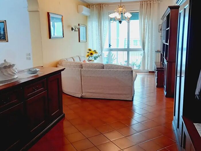 Appartamento con 6 locali in vendita in Via Ugo Foscolo, Viareggio