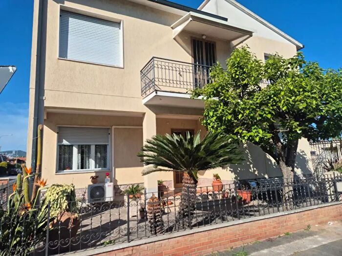 Casa con 8 locali in vendita in Campiglia Marittima