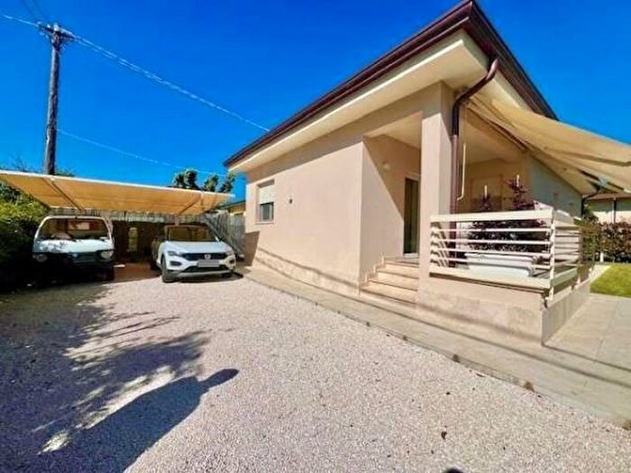 Casa quadrilocale in affitto in Forte Dei Marmi