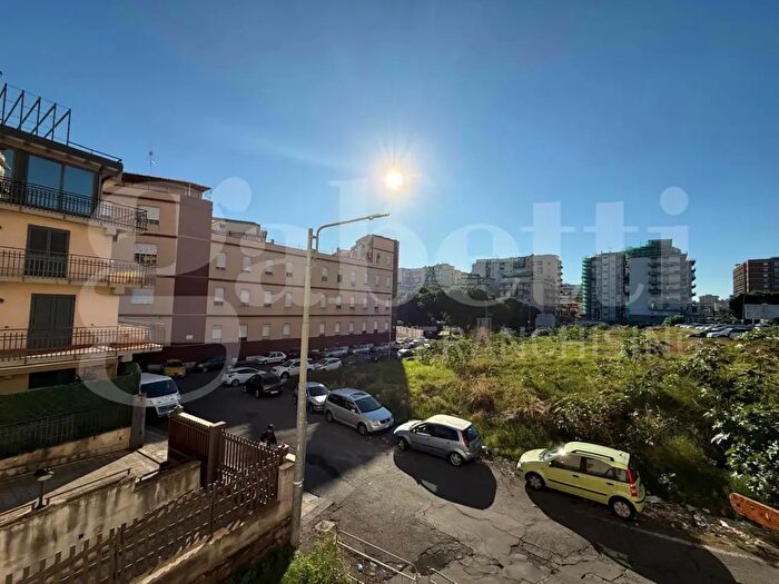 Appartamento con 5 locali in vendita in Appartamento Via Nicolò Giannotta, Catania