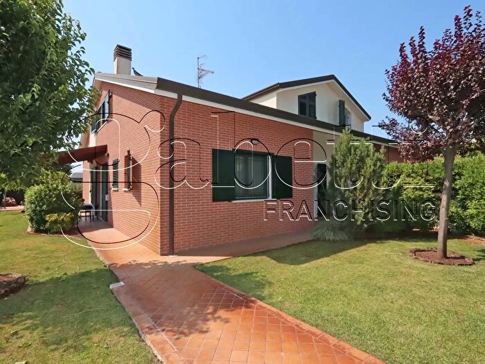 Casa con 8 locali in vendita in Ferrara
