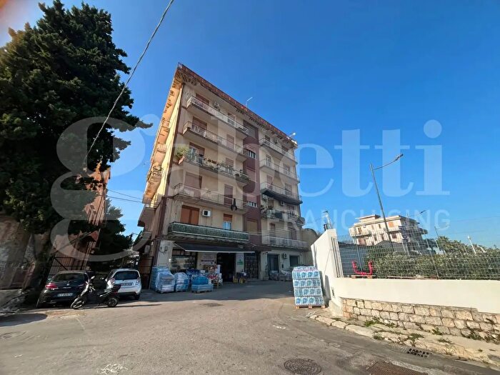 Appartamento trilocale in vendita in Via Atenasio, Palermo