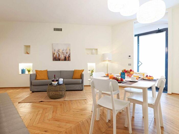 Appartamento trilocale in affitto in Via Laghetto, Borgogna Largo Augusto, Milano