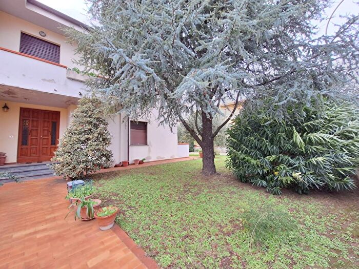 Casa con 9 locali in vendita in Cascina