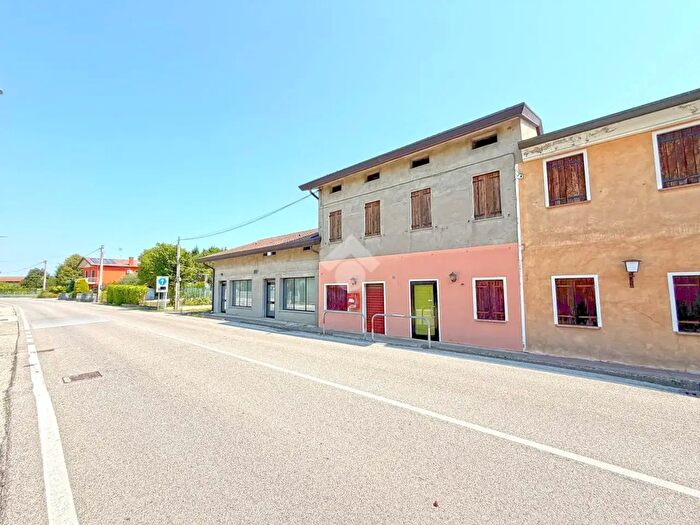 Appartamento con 6 locali in vendita in Via Sant' Andrea, Curtarolo