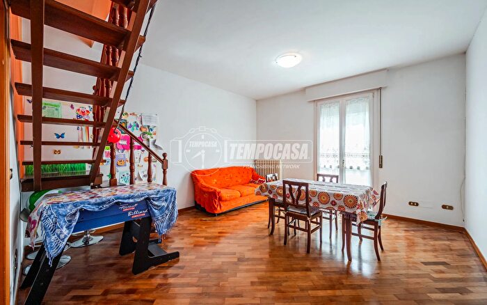 Appartamento con 5 locali in vendita in Stradello Bertola, Modena