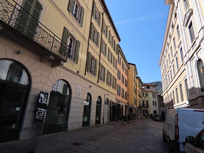 Appartamento bilocale in affitto in Via Francesco Muralto, Centro Storico, Como