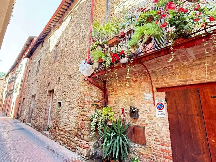 Casa con 9 locali in vendita in Paciano