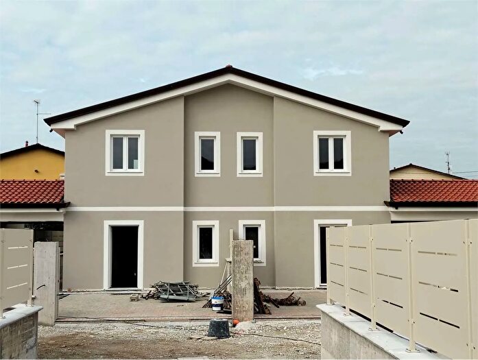 Casa quadrilocale in vendita in Luni