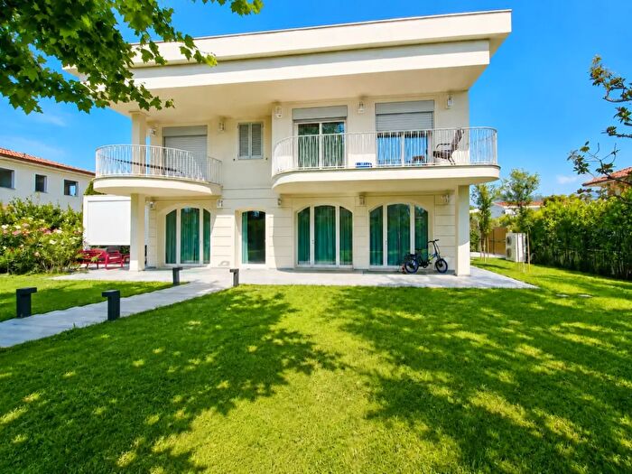 Casa con 11 locali in vendita in Forte Dei Marmi