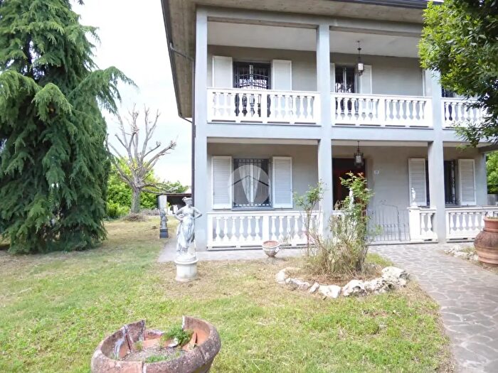 Casa con 6 locali in vendita in Via Marconi, Pieve Porto Morone