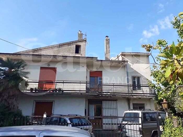 Casa con 8 locali in vendita in Via Sessa Lauro, Sessa Aurunca