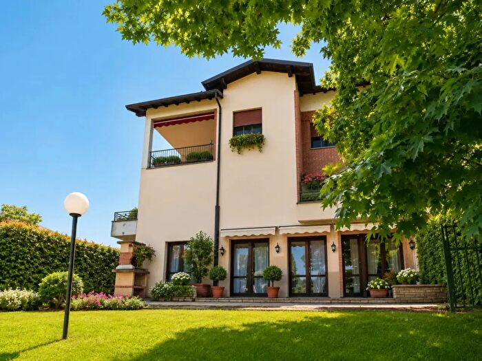 Appartamento quadrilocale in vendita in Via Papa Giovanni XXIII, Lesmo