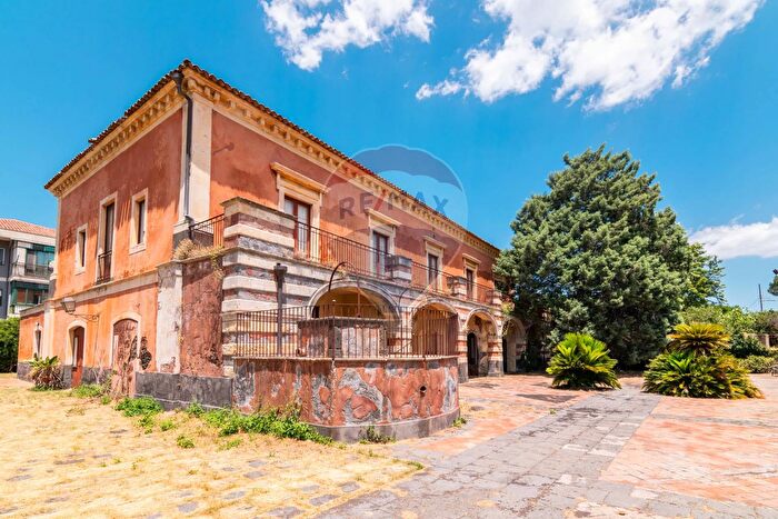 Casa con 13 locali in vendita in Via San Rocco, Mascalucia