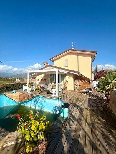 Casa con 10 locali in vendita in Camaiore