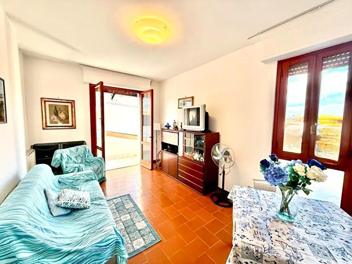 Appartamento trilocale in vendita in Via Roma Capitale, Camaiore