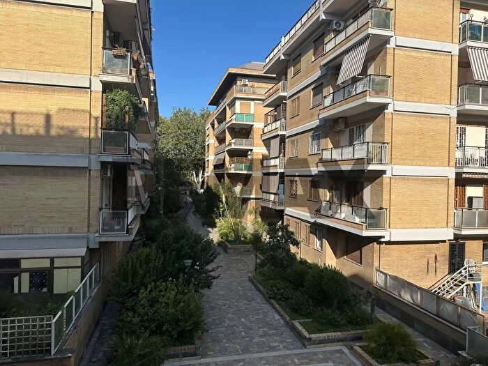 Appartamento con 5 locali in vendita in Piazza di Villa Carpegna, Roma