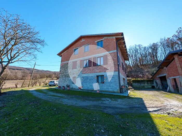 Casa con 7 locali in vendita in Via Borzano, Canossa