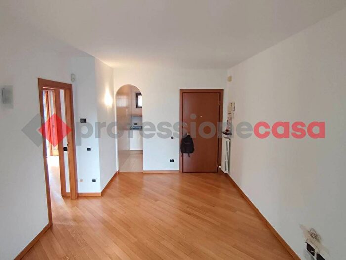 Appartamento trilocale in affitto in Via Valtellina, Farini, Milano