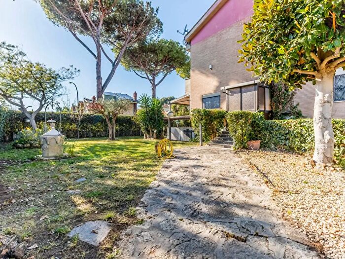 Casa con 9 locali in vendita in Via Fanocle, Roma