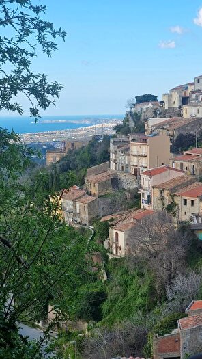 Casa quadrilocale in vendita in Via Gesu E Maria, Castroreale
