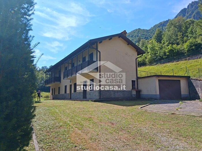 Casa con 6 locali in vendita in Via Roncaglia Entro, San Giovanni Bianco