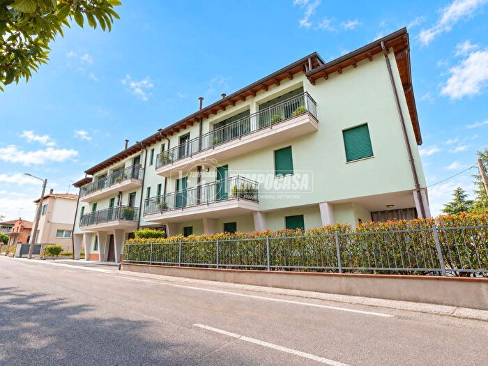 Appartamento trilocale in vendita in Via Ugo Foscolo, Centro, Vignola