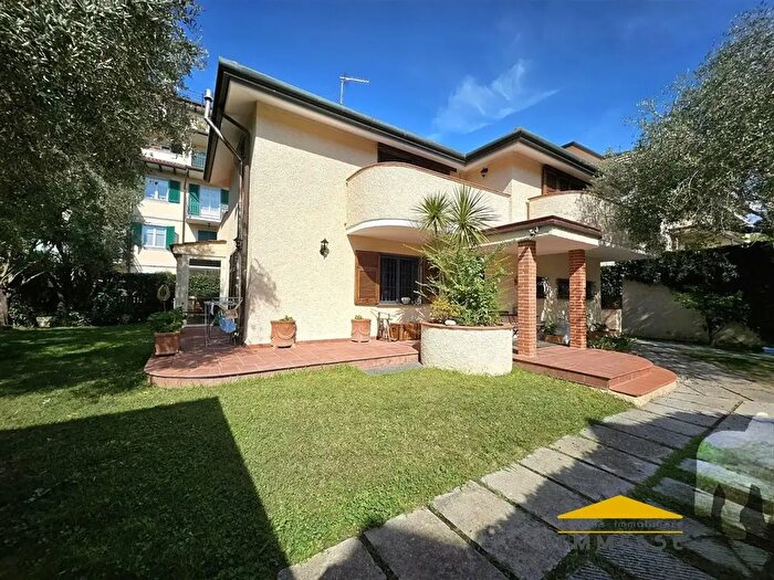 Casa con 6 locali in vendita in Massa