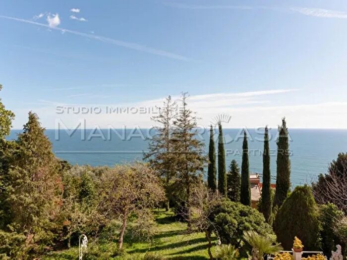 Appartamento trilocale in affitto in Via Luigi Gainotti, Genova