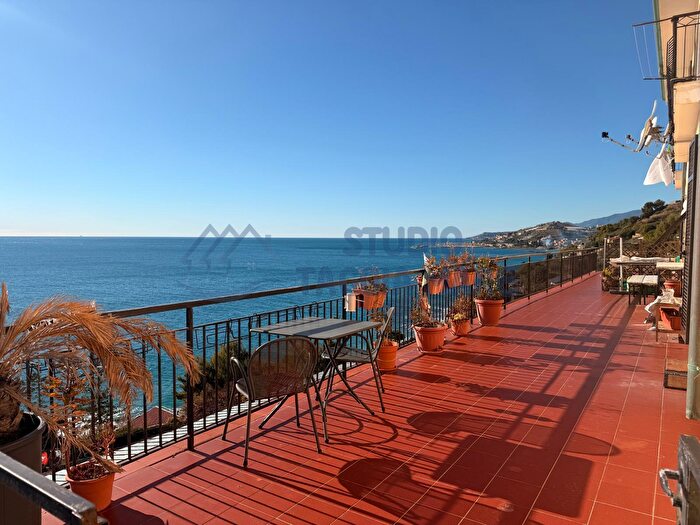 Appartamento con 5 locali in vendita in Via Privata Ciapin, Cipressa