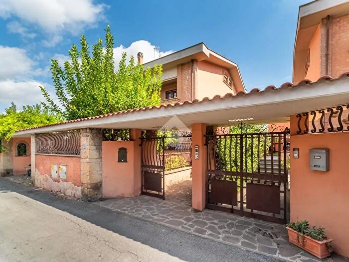 Casa con 6 locali in vendita in Via Lucio Trebellio, Roma