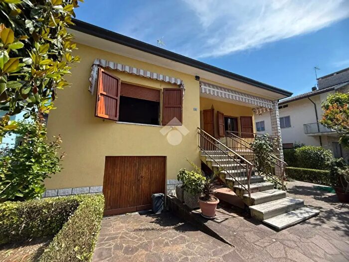 Casa quadrilocale in vendita in Viale Genova, Riccione