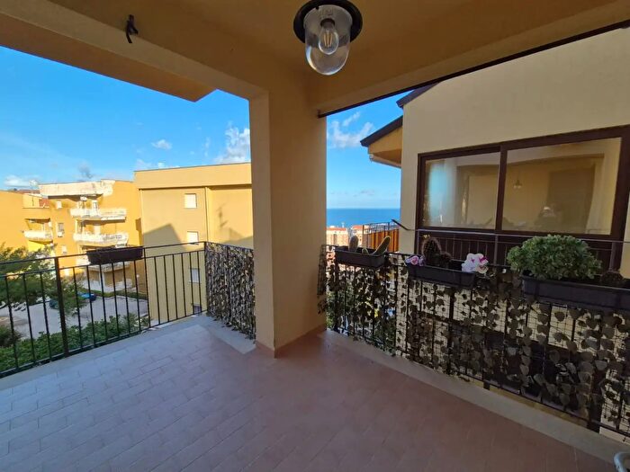 Appartamento trilocale in vendita in Via B, Cefalu