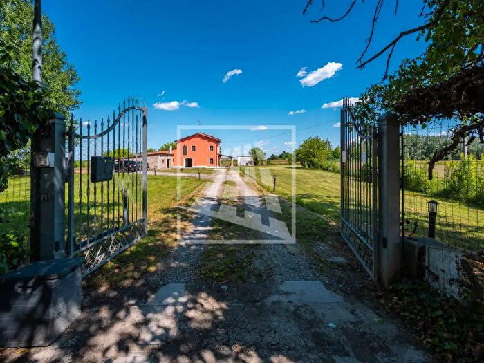Casa quadrilocale in vendita in Via Cella allOldo, Reggio Emilia