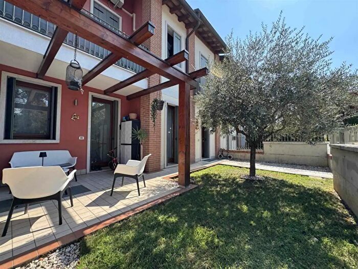 Appartamento con 5 locali in vendita in Piazza Donatori di Sangue, Isola Vicentina