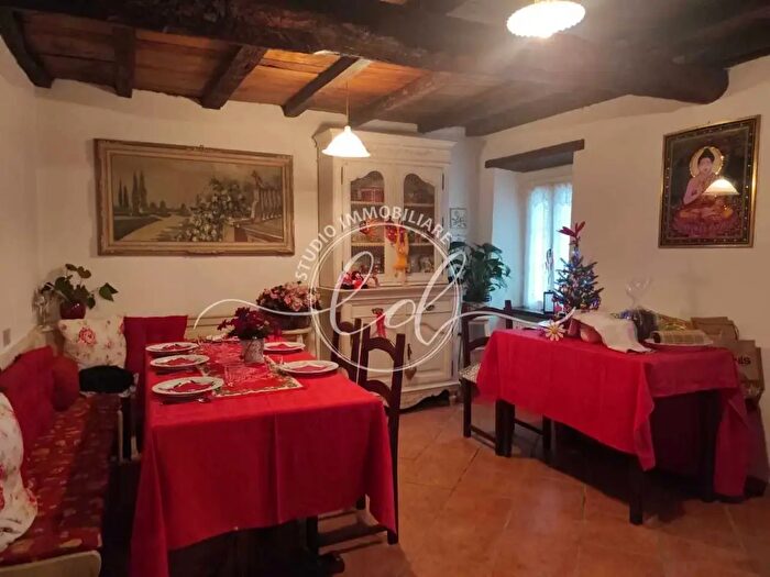 Casa con 5 locali in vendita in Seravezza