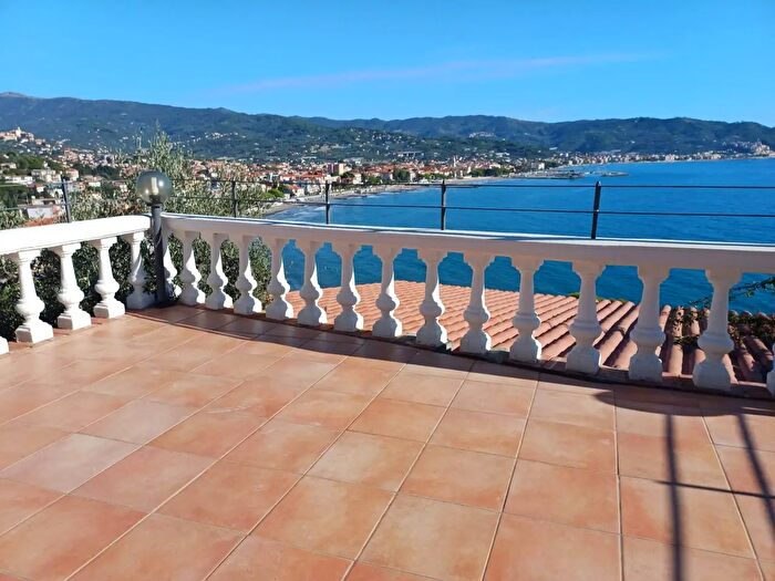 Casa quadrilocale in vendita in Via SantElmo, Diano Marina