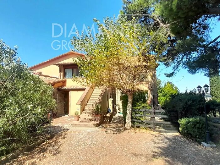 Casa con 18 locali in vendita in Cinigiano