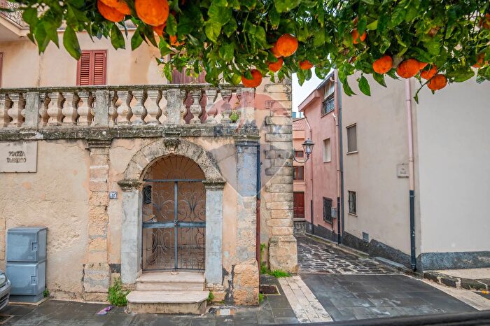 Casa quadrilocale in vendita in Piazza Umberto I, Melilli