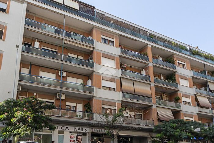 Appartamento trilocale in vendita in Via delle Canarie, Roma